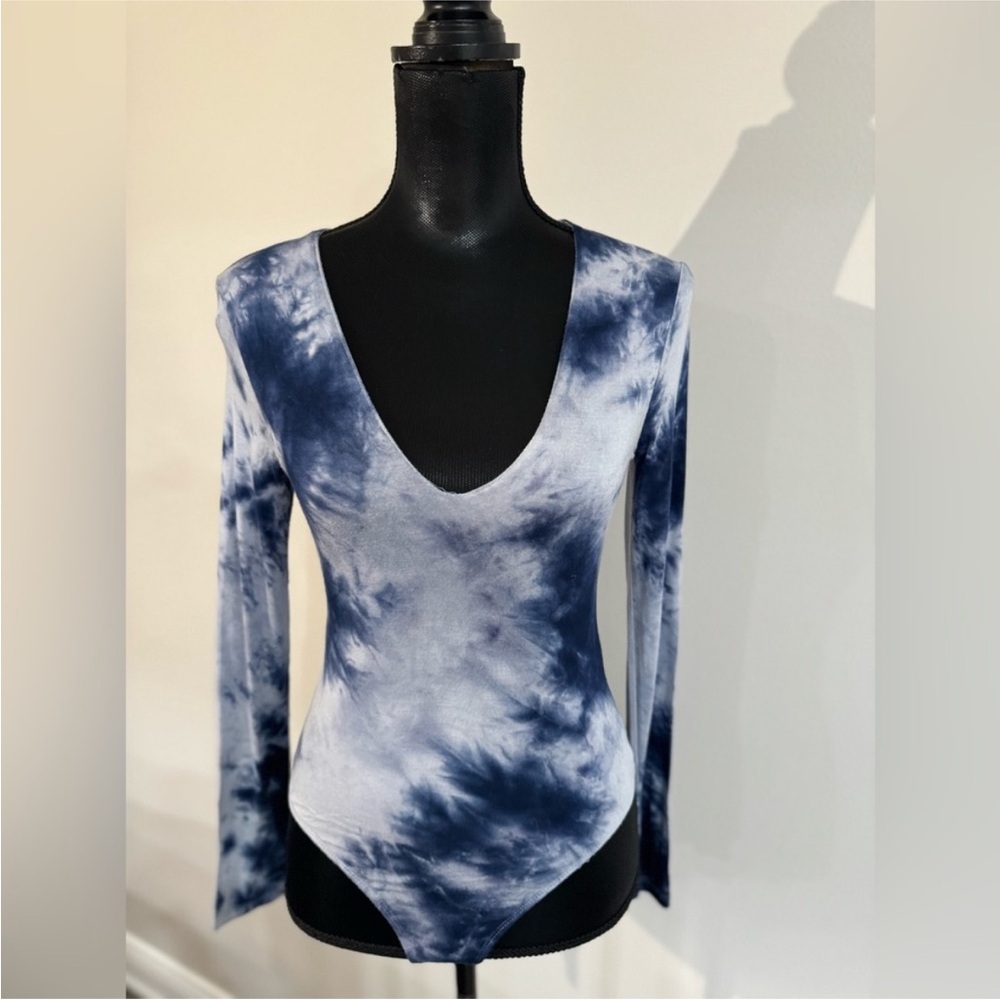 Astr the label by Revolve Women’s Blue White Tie-Dye Bodysuit XS